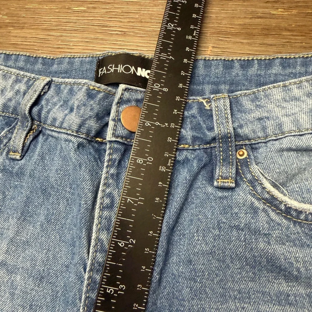 Fashion Nova Size 11 Women Distressed Mid Rise Jean Shorts